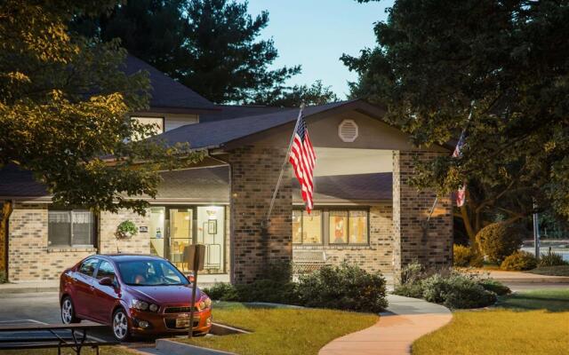 Wautoma Inn by OYO Near Airport WI 73
