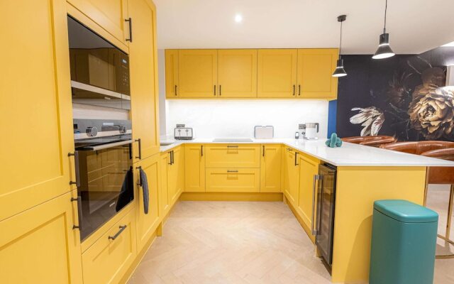 Three Bedroom Near Brick Lane by Belvilla