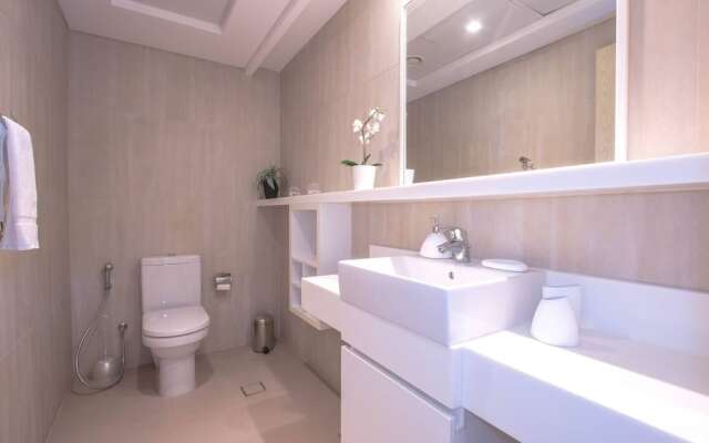 Upscale 1BR - Sea Views - Direct Beach Access!