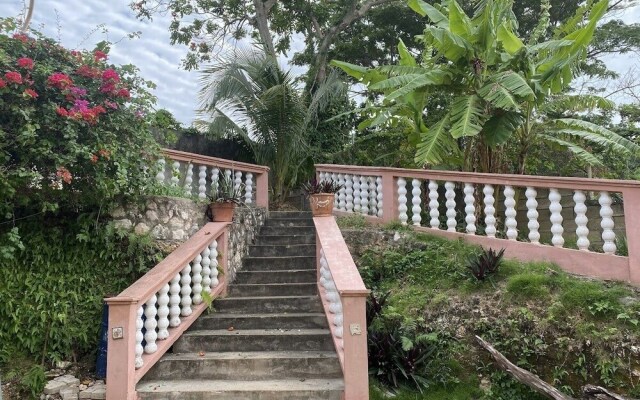 YanceyLargoEstate 2BR Villa w/Mountain Views by RedAwning