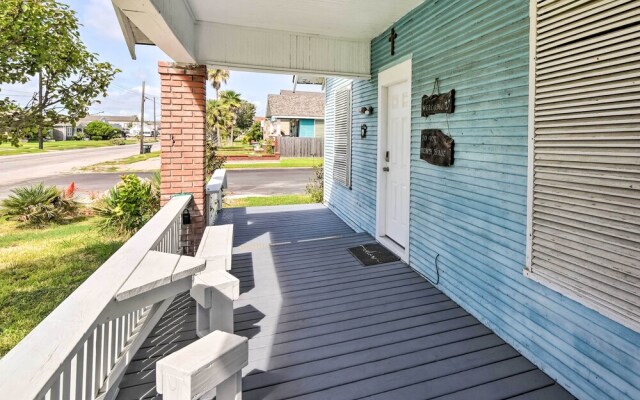 2 Mi to Beach & Seawall: Quaint Home in Galveston!