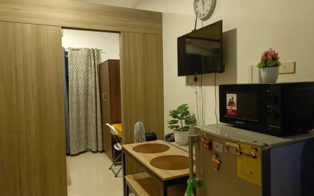 Cozy 1BR with balcony at Fame Residences