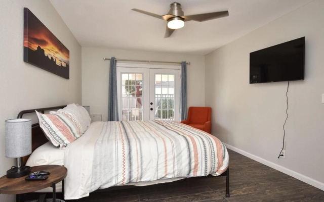 Spacious Updated 2 Masters POOL