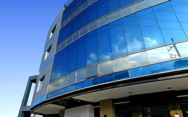 OYO 187 The Maxwell Hotel