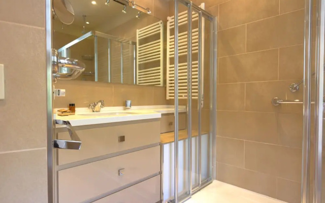 Spanish Steps Hills Apartment