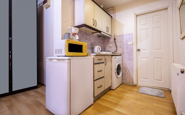Studio Flat Near Public Transportation in Sisli