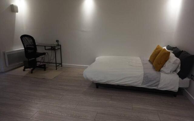 Newly Built Studio Guest House, 25 mins to London, close to Bluewater