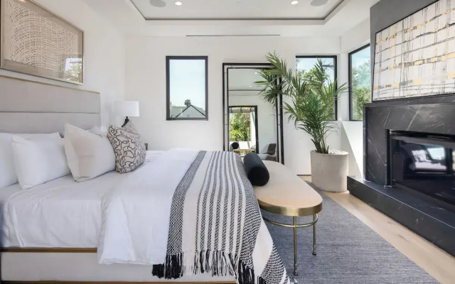 Elegant Melrose Home w Pool and Private Rooftop