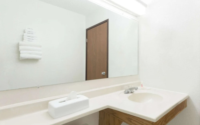 Super 8 Twinsburg/Cleveland Area