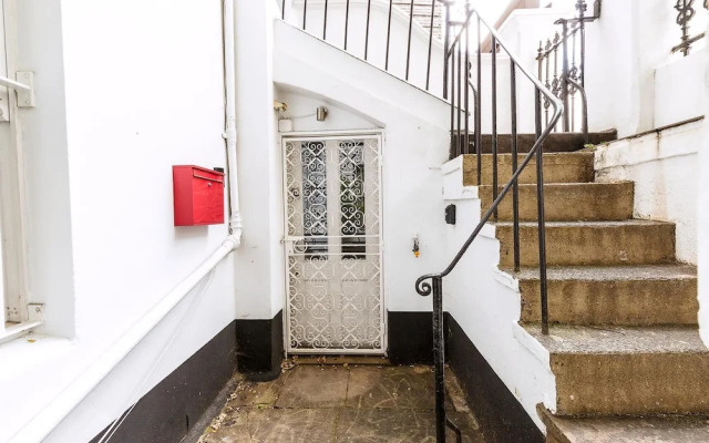 Elegant Two Bedroom Flat in Redcliffe Gardens