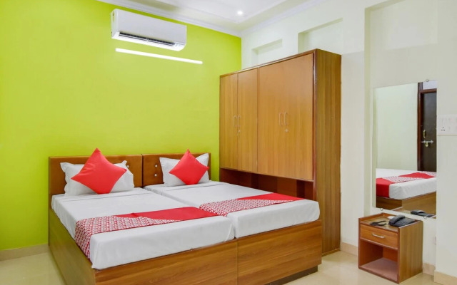 OYO Flagship 80569 Hotel Rishabh Inn