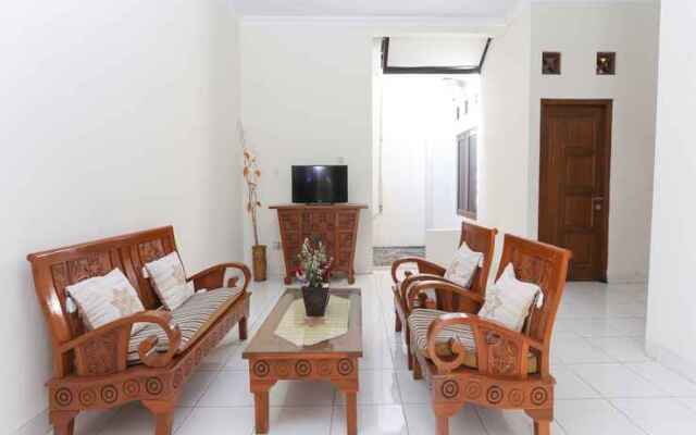 OYO 1680 Dahlia Guesthouse Near RSI Hidayatullah