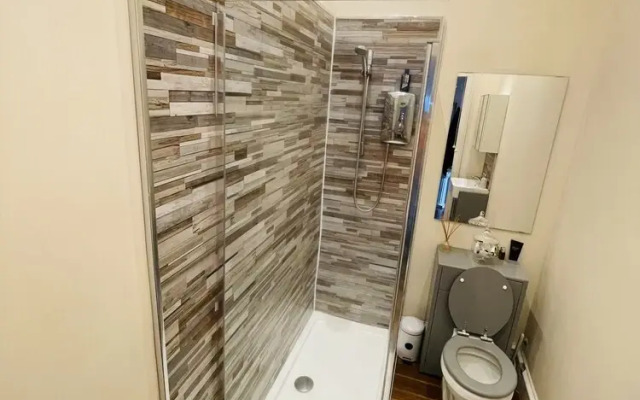 Charming 2-bedroom Apartment Located in Ayr