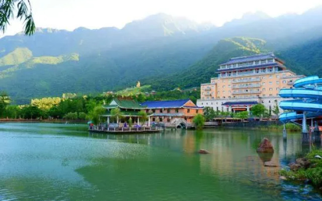 Lotus Mountain Hot Spring Resort