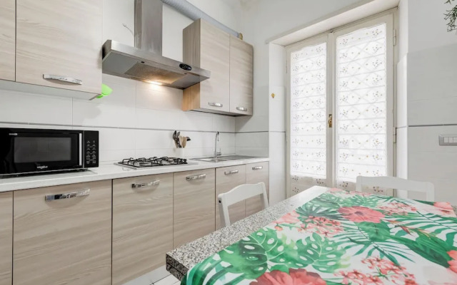 Cozy 2-Bedroom Flat with Balcony