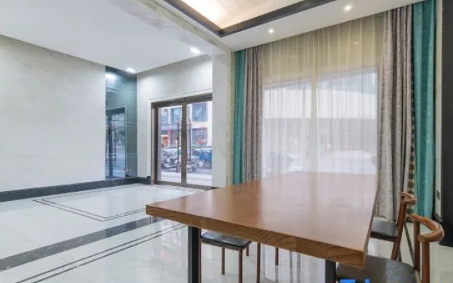 Huajing Boutique Chain Hotel (Longgang Pudong)