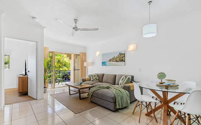 Urban Tropics Modern Resort Apartment – Guest Rooms – Cairns
