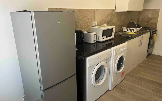 Remarkable 2-bed Apartment in Ilford, London