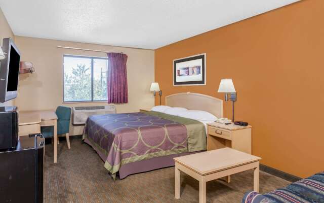 Super 8 by Wyndham Charlotte/Amusement Park Area