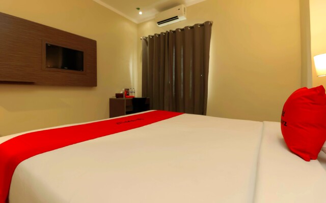 RedDoorz Plus near Pantai Losari