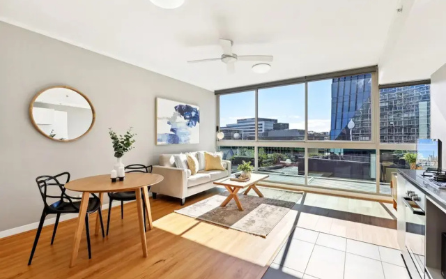 Elegant Inner-city 1-bed With Rooftop Dining