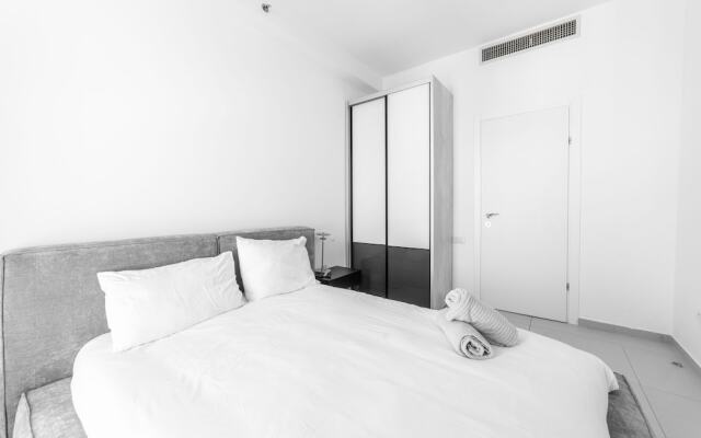 Sea-side 4 BR Apt with Gym