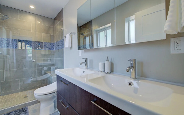 Charming Home Near Highlands Square Park