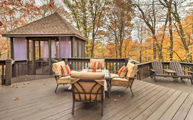 Outdoor Theater, Deck & Fire Pit: Poconos Retreat