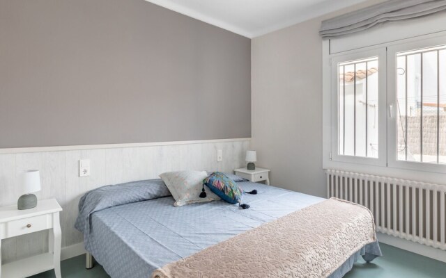 Comfy Holiday Home in L'escala With Garden