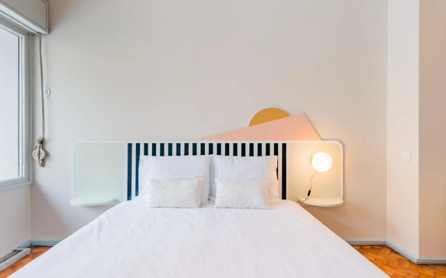 UNIQUE Modernist Duplex apartment & PARKING