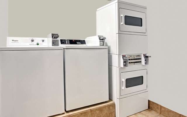 Super 8 by Wyndham Roseville/Detroit Area