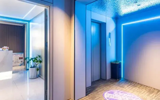 Chengbai E-sports Hotel (Xinyang Xintiandi Life Plaza)
