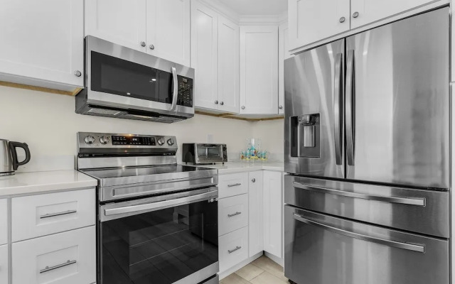 920 Bay Breeze Bungalow: Stunning Bay View Home W/ Heated Pool! 2 Bedroom Home