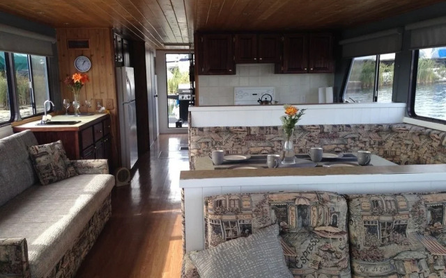 Diverse Rentals & Vacations FLOATEL