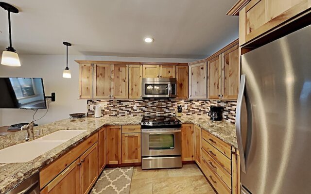 One Bedrooms At Snowbird Condos Slopeside - Free Wifi & Assigned Parking!