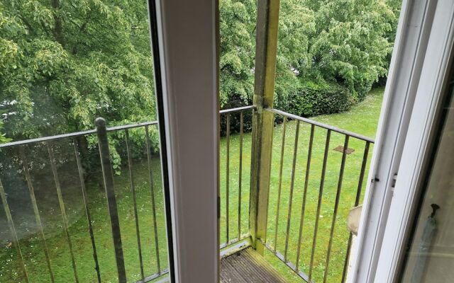 2 Bed Flat - Sleeps 4 - Parking - Wifi