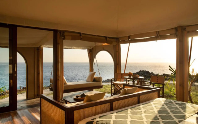 ARNA Suites and Ocean Lounge