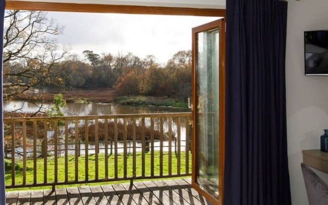 Serene Riverside 6BR Luxury Retreat in Curdridge