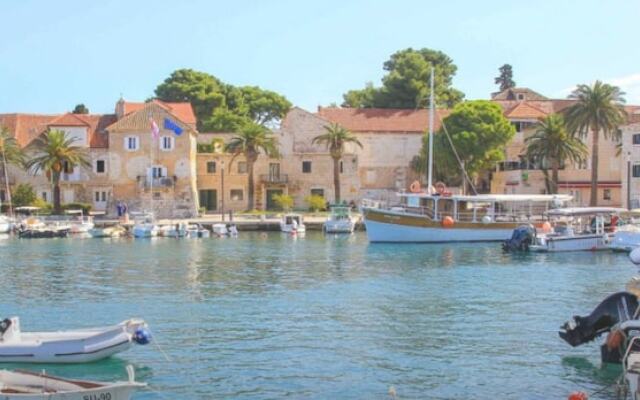 Nice 2-bedroom Private House, 50 m Beach, Sutivan