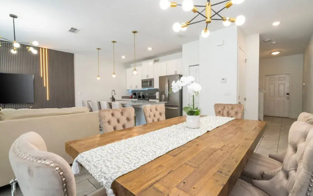 Beautiful 4 BR Close to Disney
