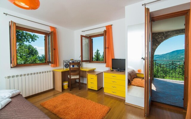 Stunning Home in Icici With Sauna, Wifi and 4 Bedrooms