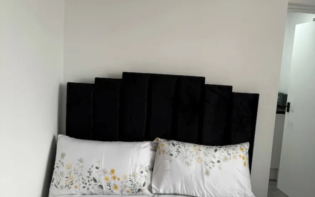 Peaceful Luton Apartment Close to Airport & Amenities