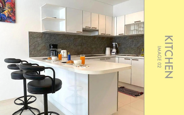 Stylish Condo w. Pool View 2F