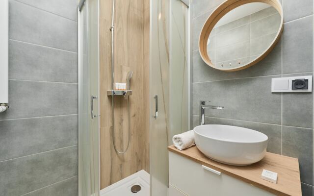 Riverside Apartment & Parking by Renters