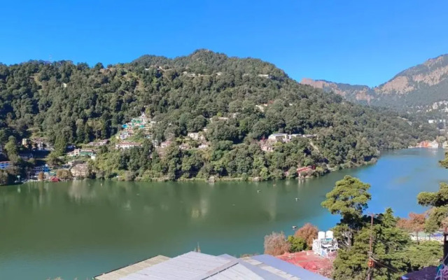 Hotel Lake view Near Boat House