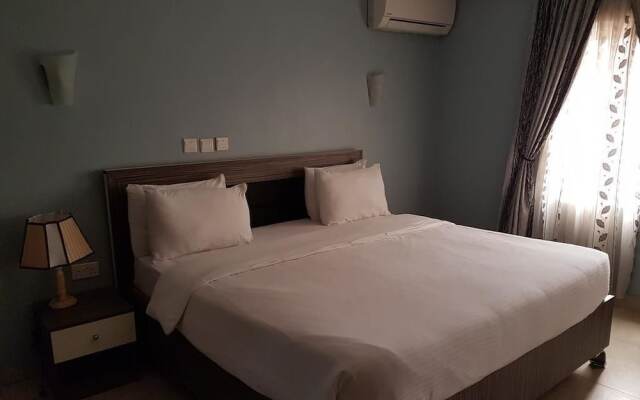 Emzrel Hotel & Suites