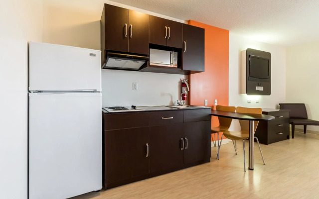 Motel 6 Kingston, ON