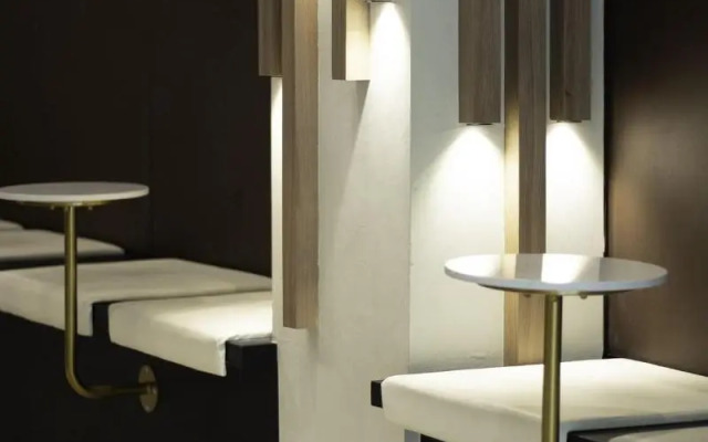 Victoria Hotel, a NuVe Group Collection