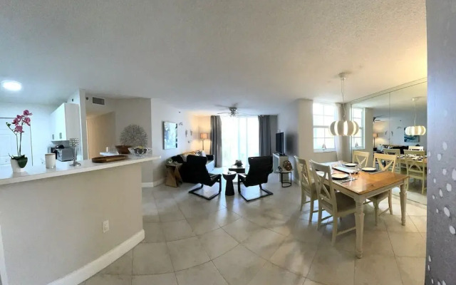 Exclusive Condo 10 Min to the Beach