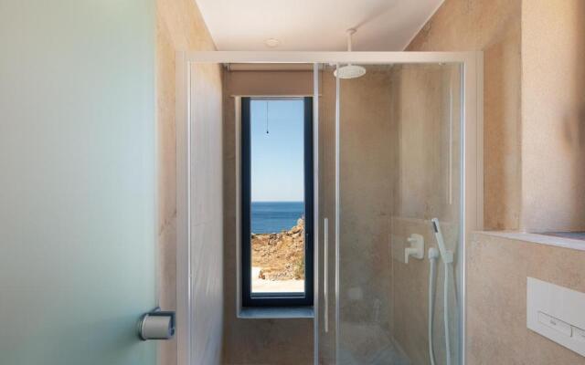 Seafront luxury villa with infinity pool & devine views!